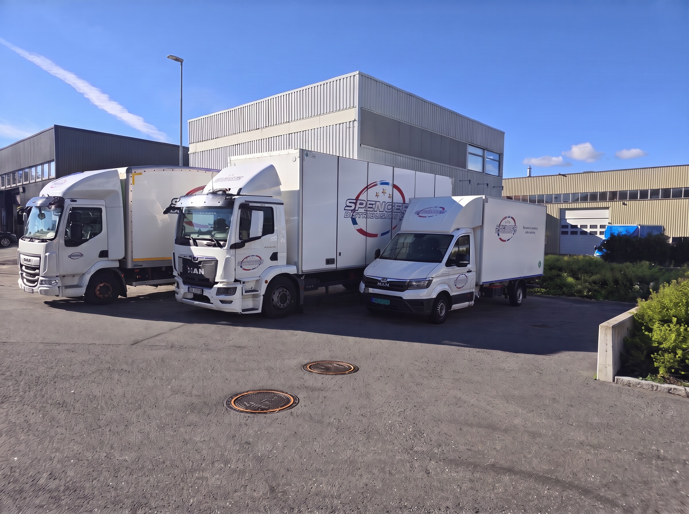 Spencer Distribusjon AS sin hvite bilpark parkert ved terminalen på Lagerboxen